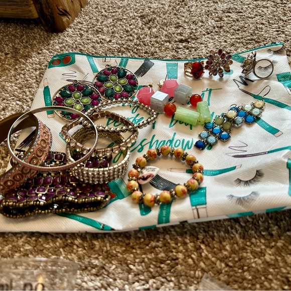Assorted Women's Accessories Set - Picture 5 of 8